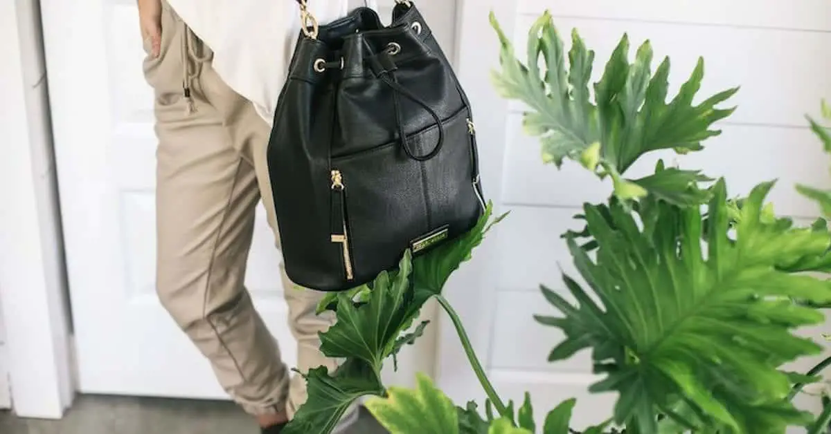 10 Best Vegan Camera Bags for Women | #camerabagsforwomen #camerabags #designerbags #fashion #travel