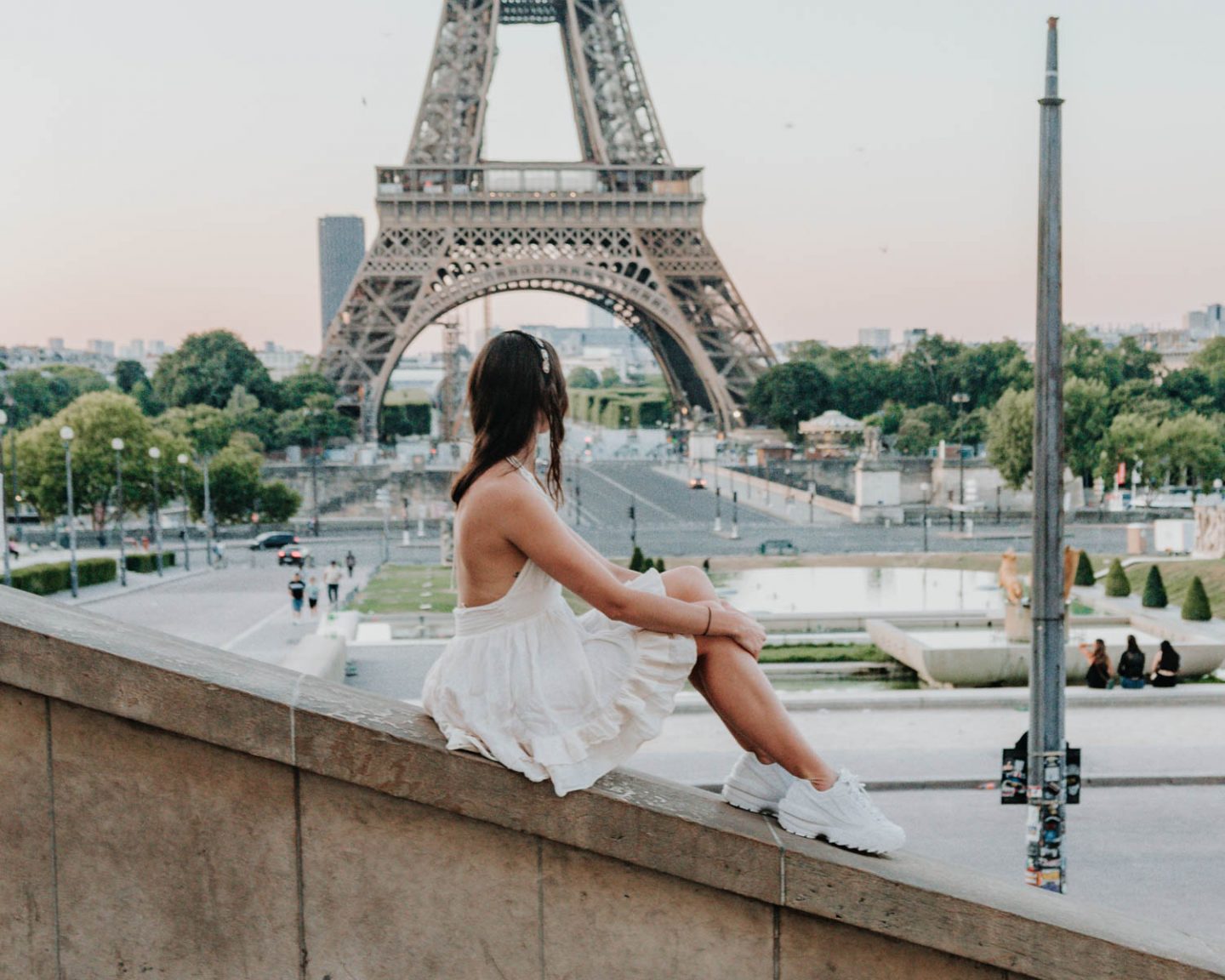 traveller sitting in front of the eiffel tower in paris