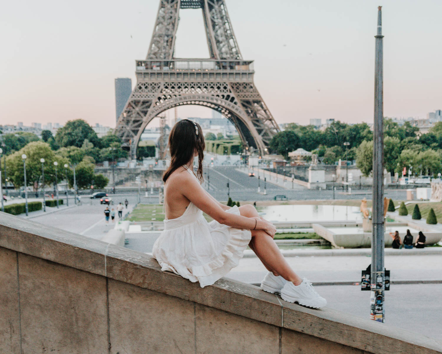 traveller sitting in front of the eiffel tower in paris